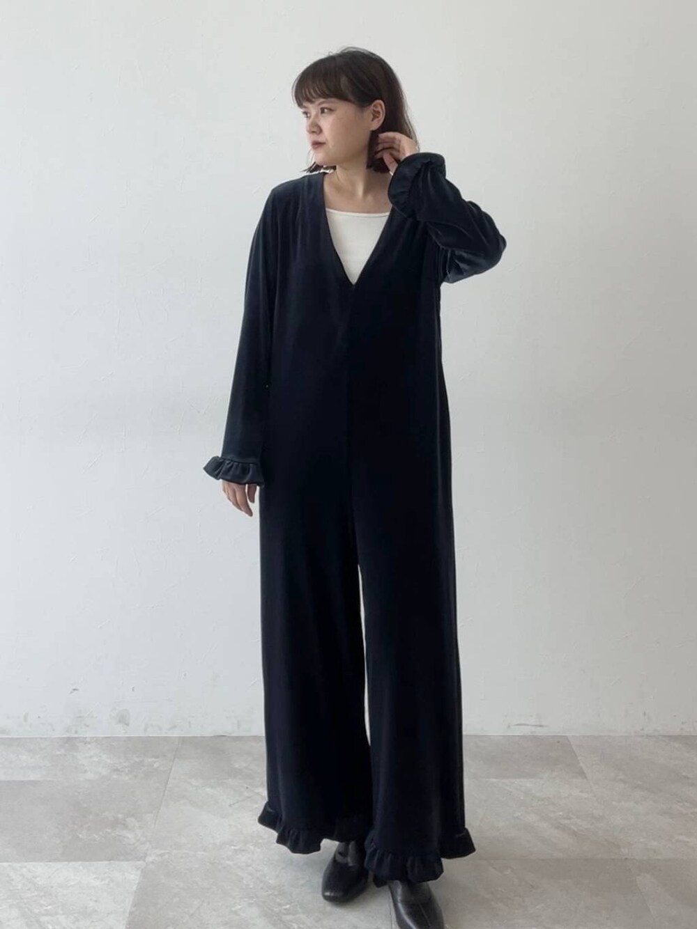 「ゆったり、ベーシック/シンプル、LOWRYS FARM、ローリーズスタイル_LOWRYS FARM、yuw」｜「yuwのベロアＶオールインワン 140057（つなぎ/オールインワン、ブルー系）」を使った、pecoさん（レディース・166cm）の夏コーディネートの1枚目の写真