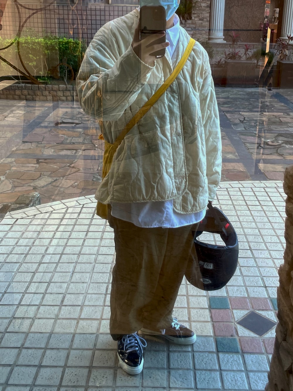 「ootd、春コーデ、秋のコーデ、置き画、街頭穿搭、oversize、converse、今日のコーデ」｜「GUのアイテム（ノーカラージャケット、ベージュ系）」を使った、a.さん（メンズ・175cm）の春コーディネートの1枚目の写真