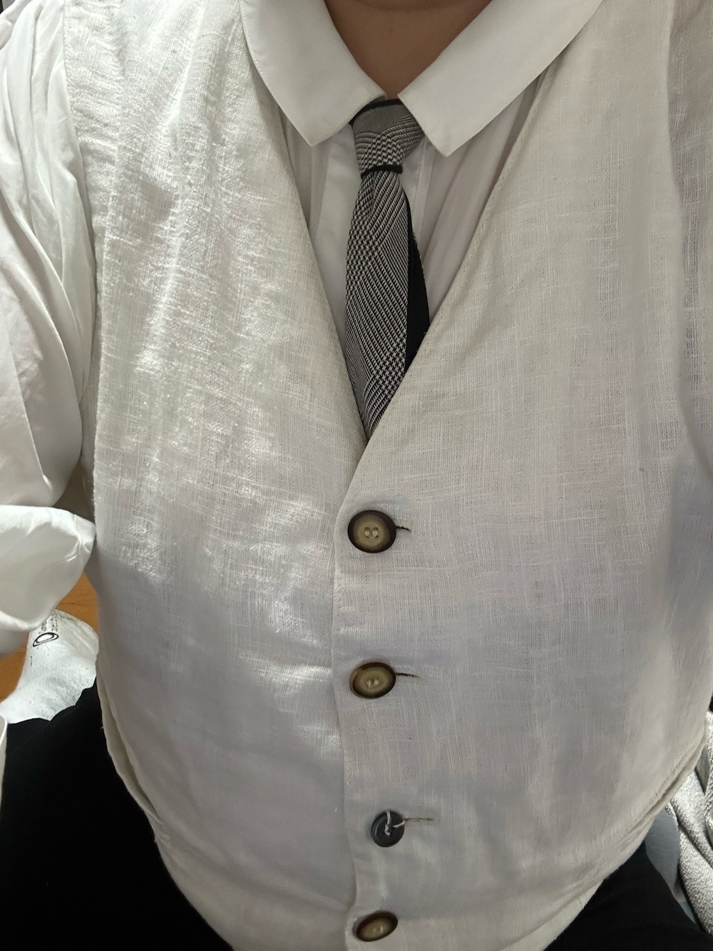 「abcdのアイテム（ネクタイ、グレー系）」を使った、スタディさん（メンズ・168cm）の春コーディネートの1枚目の写真
