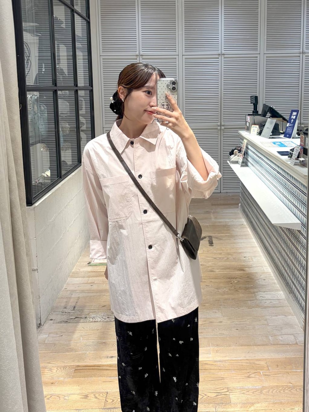 ピンク系のシャツ/ブラウス、ブラック系のその他パンツ、ブラウン系のローファーを着用したレディースの秋コーディネートの1枚目の写真