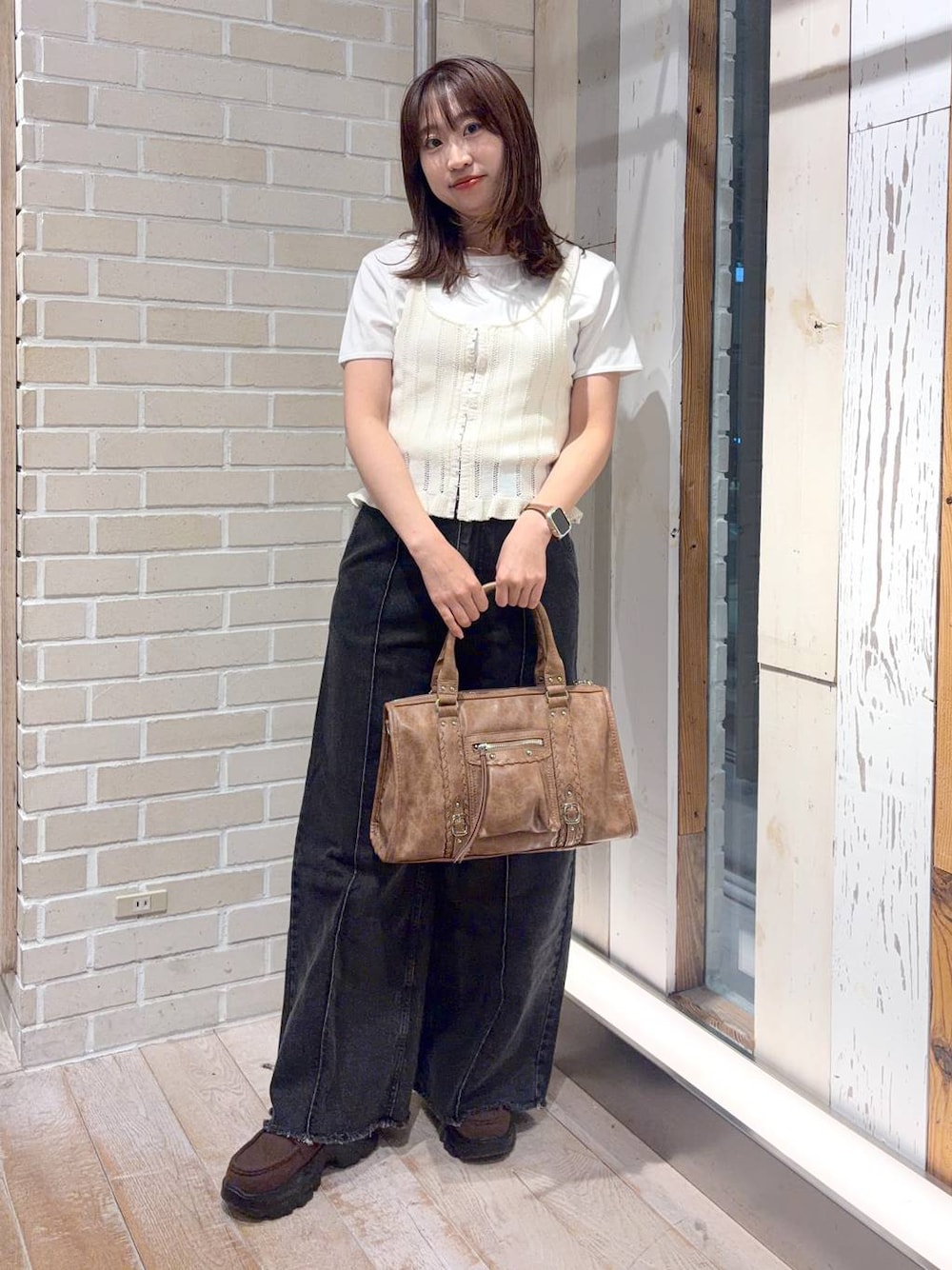 ホワイト系のTシャツ/カットソー、ブラウン系のローファー、ブラック系のデニムパンツを着用したレディースの春コーディネートの1枚目の写真