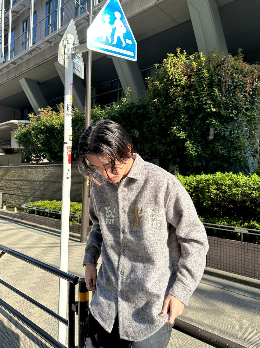 「冬を彩る色いろコーデ、シンプル、きれいめカジュアル、お洒落さんとつながりたい」｜「HUFのBLOSSOM LS SHIRT / HUF シャツ（シャツ/ブラウス、ベージュ系）」を使った、TakeOGさん（メンズ・175cm）の冬コーディネートの1枚目の写真