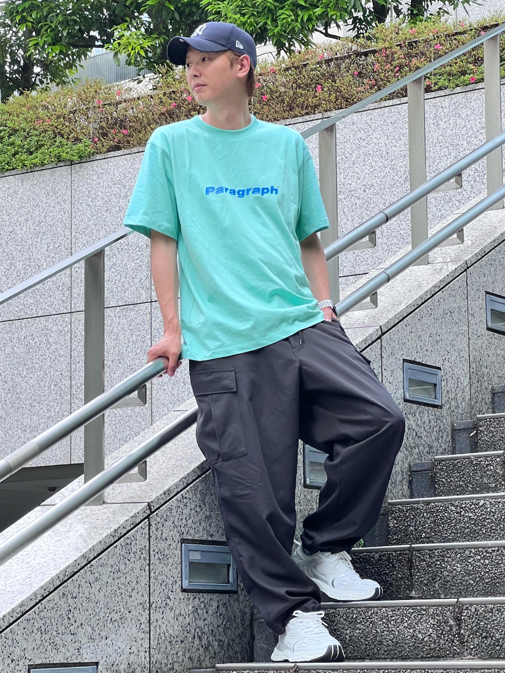 「ラフコーデ、おしゃれさんと繋がりたい、夏コーデ、ストリート、Ｔシャツ、パラグラフ、Paragraph、23.65、イーシプサムチョンユクオ、スニーカー、キャップ、NEW ERA、ニューエラ、アラフォー、革靴」｜「Paragraphの【PARAGRAPH/パラグラフ】22SS CLASSIC LOGO T-SHIRT / アースロゴデザイン半袖Tシャツ NO012（Tシャツ/カットソー、グリーン系）」を使った、MaKo3さん（メンズ・183cm）の夏コーディネートの1枚目の写真