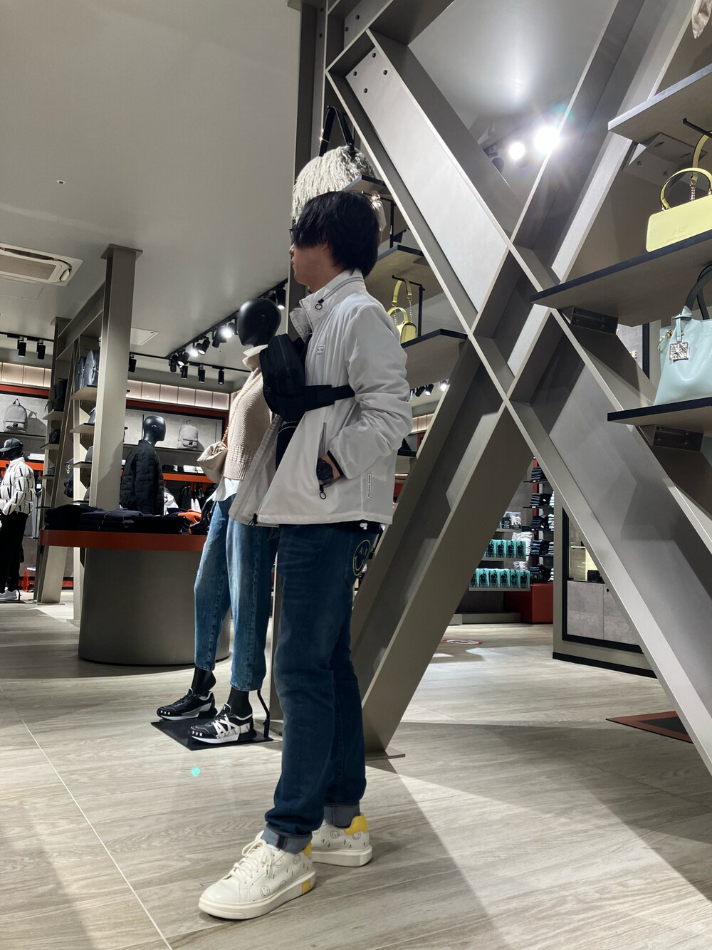 「AXchanger、AXchange、アルマーニエクスチェンジ、AXSmiley、スマイル、デニムコーデ、スポーツミックス、カジュアルコーデ、カジュアル、ブルゾン、ホワイト、スニーカー、スニーカーコーデ、ストリート、秋コーデ」｜「ARMANI EXCHANGEの【A|X アルマーニ エクスチェンジ】スマイリーワールド　ブルーウォッシュデニムパンツ_J13 EASY SLIM（デニムパンツ、ブルー系）」を使った、IMAさん（メンズ・176cm）の秋コーディネートの1枚目の写真