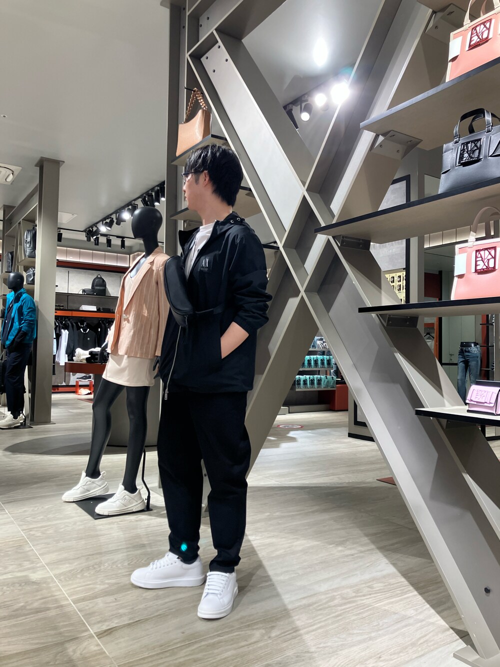 「休日コーデ、シンプル、アルマーニエクスチェンジ、AXchanger、AXchange、春、スニーカー、春アウター、ブラック、パーカー、白スニーカー、夏コーデ、オールブラック、黒、ホワイトスニーカー」｜「ARMANI EXCHANGEの【A|X アルマーニ エクスチェンジ】A|Xロゴ　ウインドブレーカー（ナイロンジャケット、ブラック系）」を使った、IMAさん（メンズ・176cm）の春コーディネートの1枚目の写真