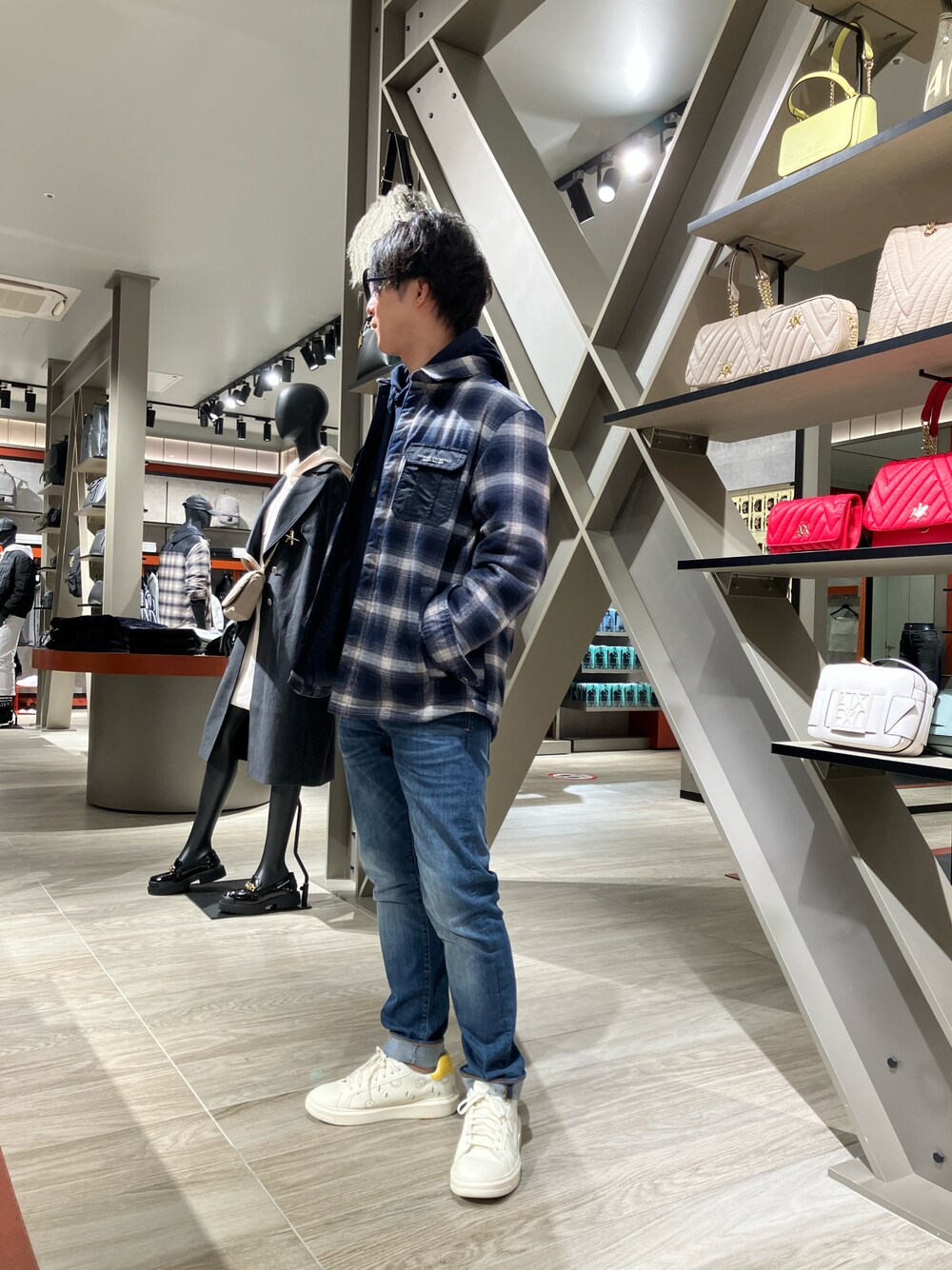 「AXchanger、AXchange、armaniexchange、アルマーニエクスチェンジ、ビッグシルエット、メンズコーデ、秋、オトナカジュアル、きれいめカジュアル、大人コーデ、冬コーデ、スニーカーコーデ、シンプルコーデ、秋コーデ、休日スタイル」｜「ARMANI EXCHANGEの【A|X アルマーニ エクスチェンジ】チェックデザイン　シャツジャケット（その他アウター、ホワイト系）」を使った、IMAさん（メンズ・176cm）の秋コーディネートの1枚目の写真