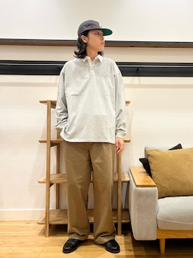 「PENNEYS（ぺニーズ）の『別注』PENNEYS×DOORS　THE FOX ラガーシャツ（Tシャツ/カットソー、グレー系）」を使った、小林優介さん（メンズ・177cm）の秋コーディネート