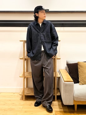 「URBAN RESEARCH DOORS（アーバンリサーチドアーズ）のデニムシャツカバーオール（デニムジャケット、ブルー系）」を使った、小林優介さん（メンズ・177cm）の秋コーディネート