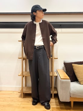 「URBAN RESEARCH DOORS（アーバンリサーチドアーズ）の『XLサイズ/WEB限定』『UR TECH』 200日 クルーネックカーディガン 26AW（カーディガン/ボレロ、ブラウン系）」を使った、小林優介さん（メンズ・177cm）の秋コーディネート