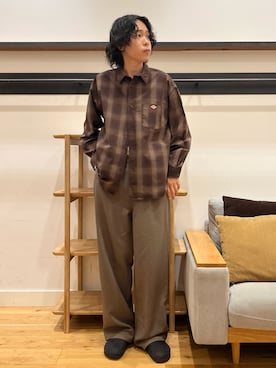 「URBAN RESEARCH DOORS（アーバンリサーチドアーズ）のDANTON　WORK SHIRTS（シャツ/ブラウス、ブラウン系）」を使った、小林優介さん（メンズ・177cm）の秋コーディネート