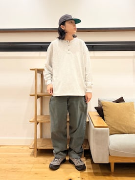 「URBAN RESEARCH DOORS（アーバンリサーチドアーズ）のDRYMIXワッフル ドロスト ロングスリーブ Tシャツ（Tシャツ/カットソー、グレー系）」を使った、小林優介さん（メンズ・177cm）の秋コーディネート