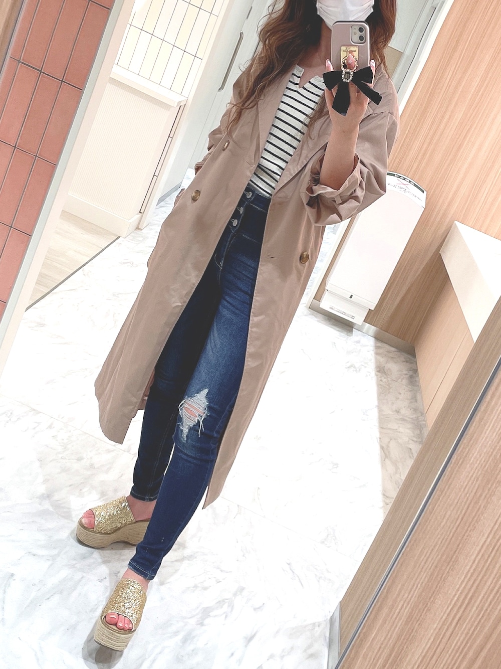ゴールド系のサンダル、ブルー系のデニムパンツ、ホワイト系のTシャツ/カットソーを着用したレディースの春コーディネートの1枚目の写真