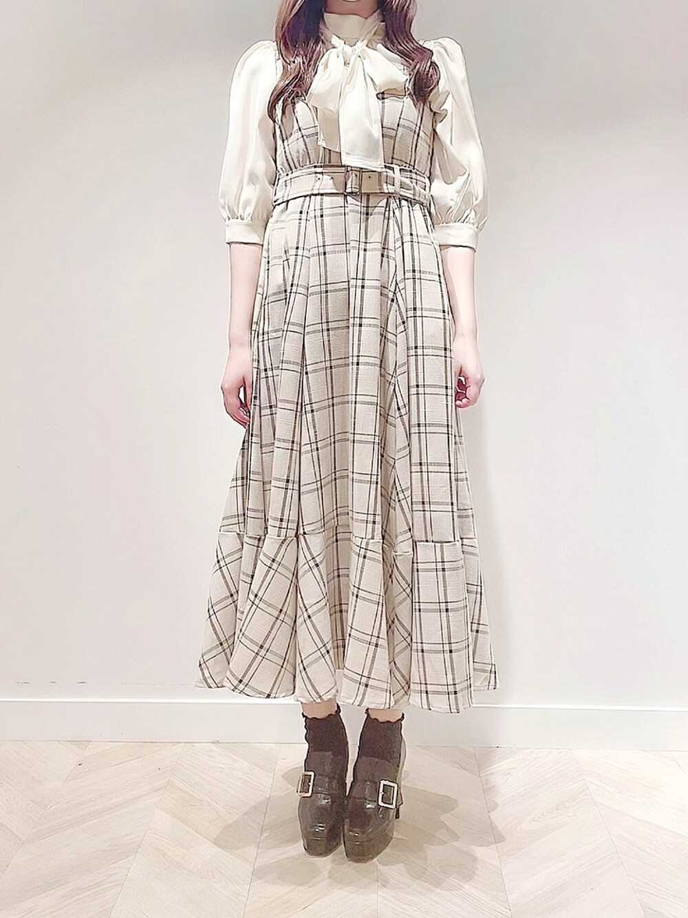 ブラウン系のジャンパースカート、ホワイト系のシャツ/ブラウスを着用したレディースの夏コーディネートの1枚目の写真