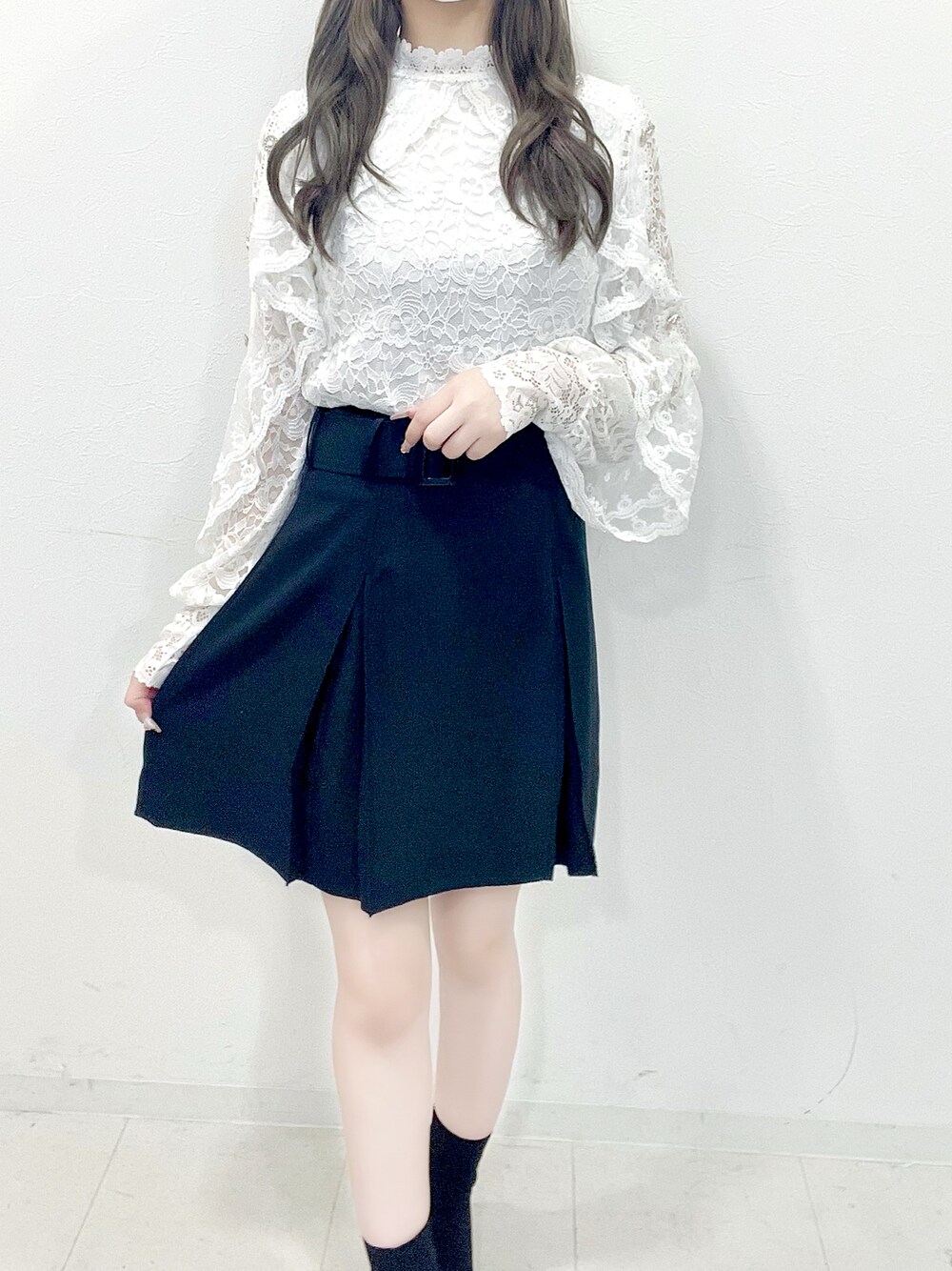 ブラック系のスカート、ホワイト系のシャツ/ブラウスを着用したレディースの秋コーディネートの1枚目の写真