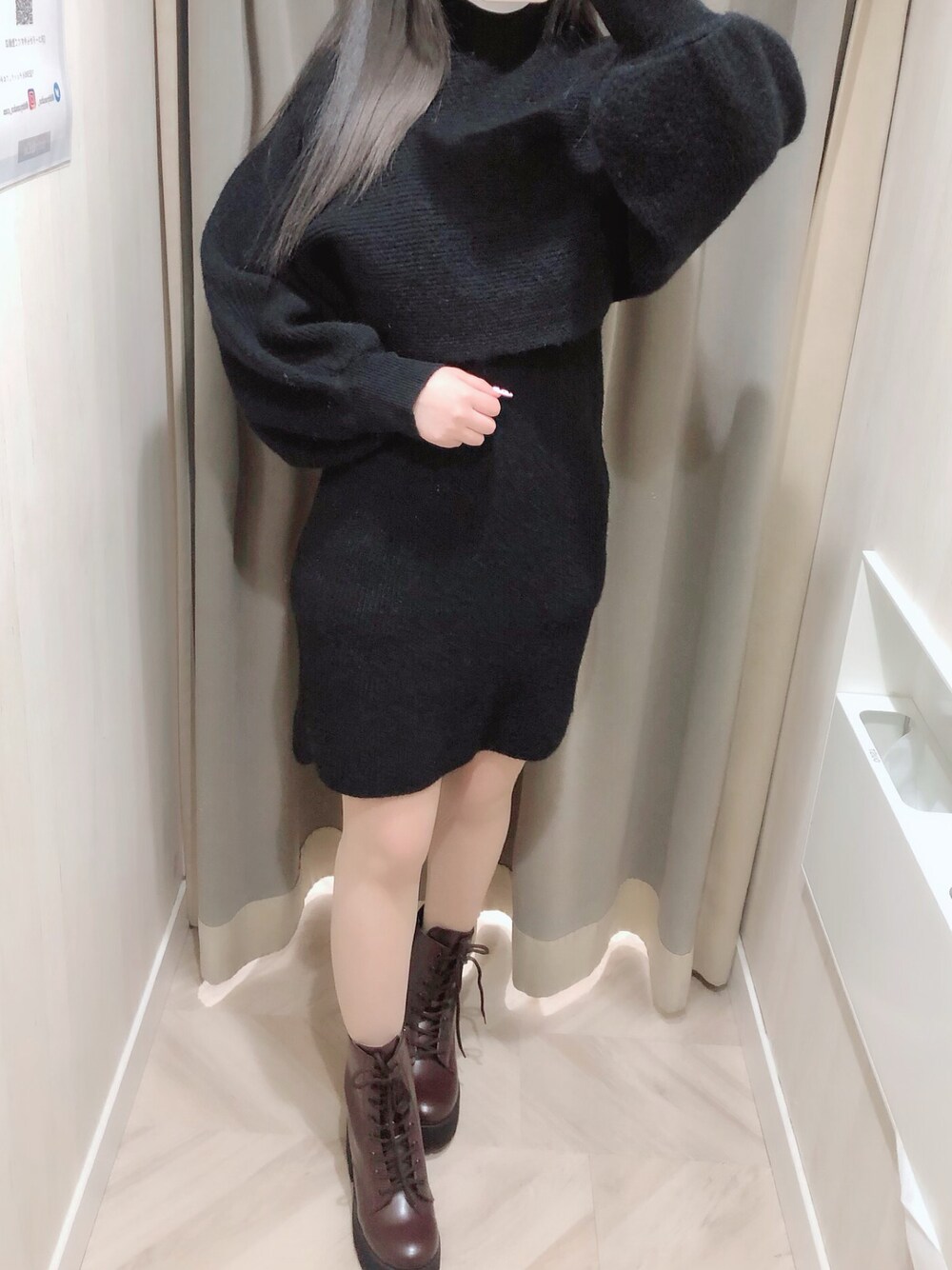 ブラック系のワンピース、ブラウン系のブーツを着用したレディースの冬コーディネートの1枚目の写真