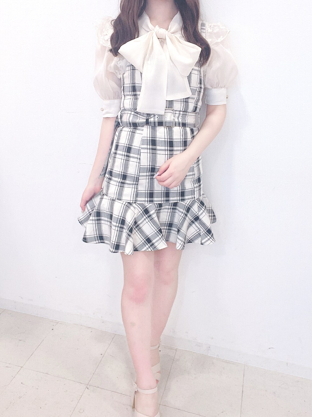 その他のワンピース、ホワイト系のシャツ/ブラウスを着用したレディースの夏コーディネートの1枚目の写真