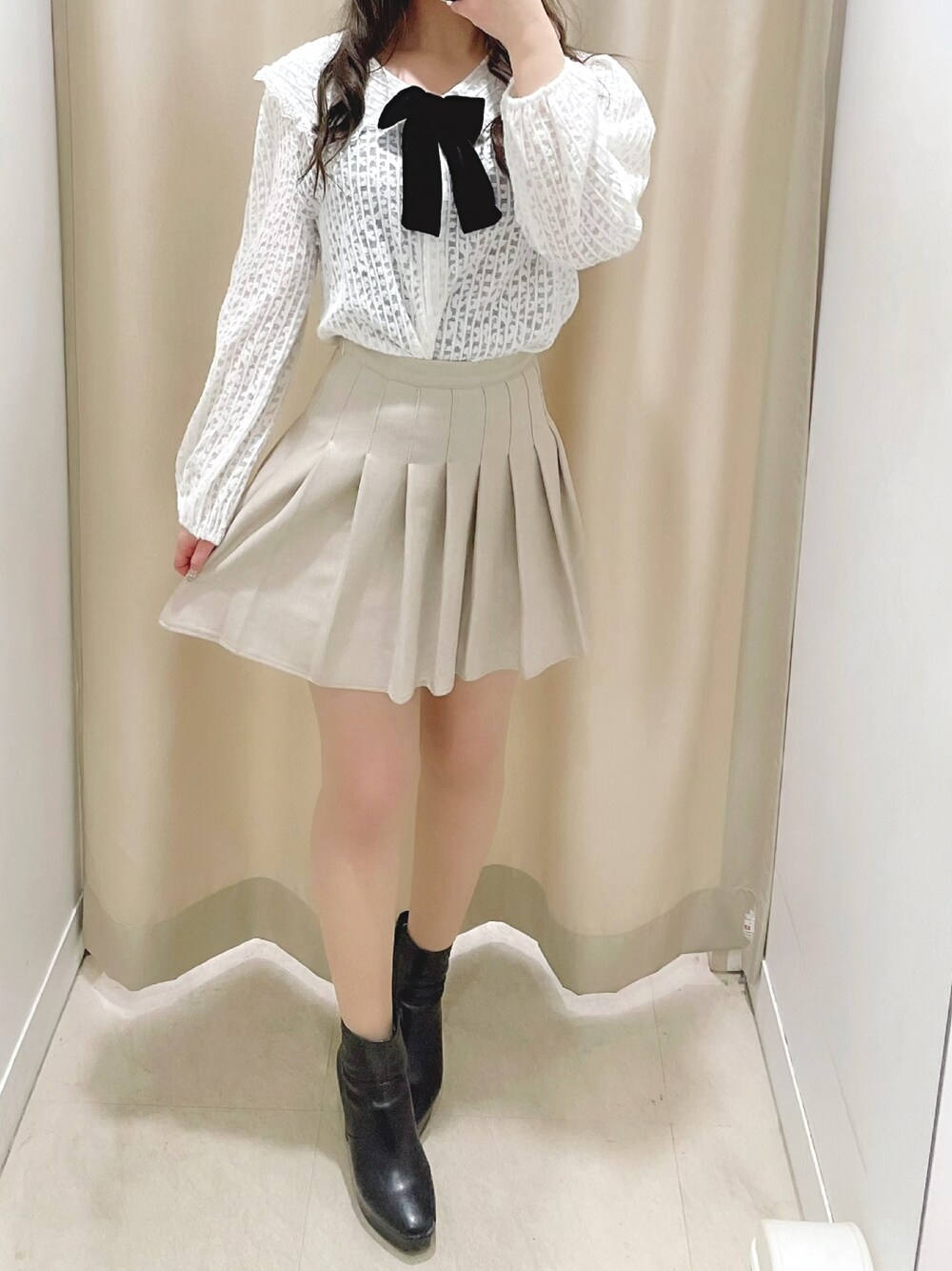 ベージュ系のスカート、ホワイト系のシャツ/ブラウスを着用したレディースの冬コーディネートの1枚目の写真