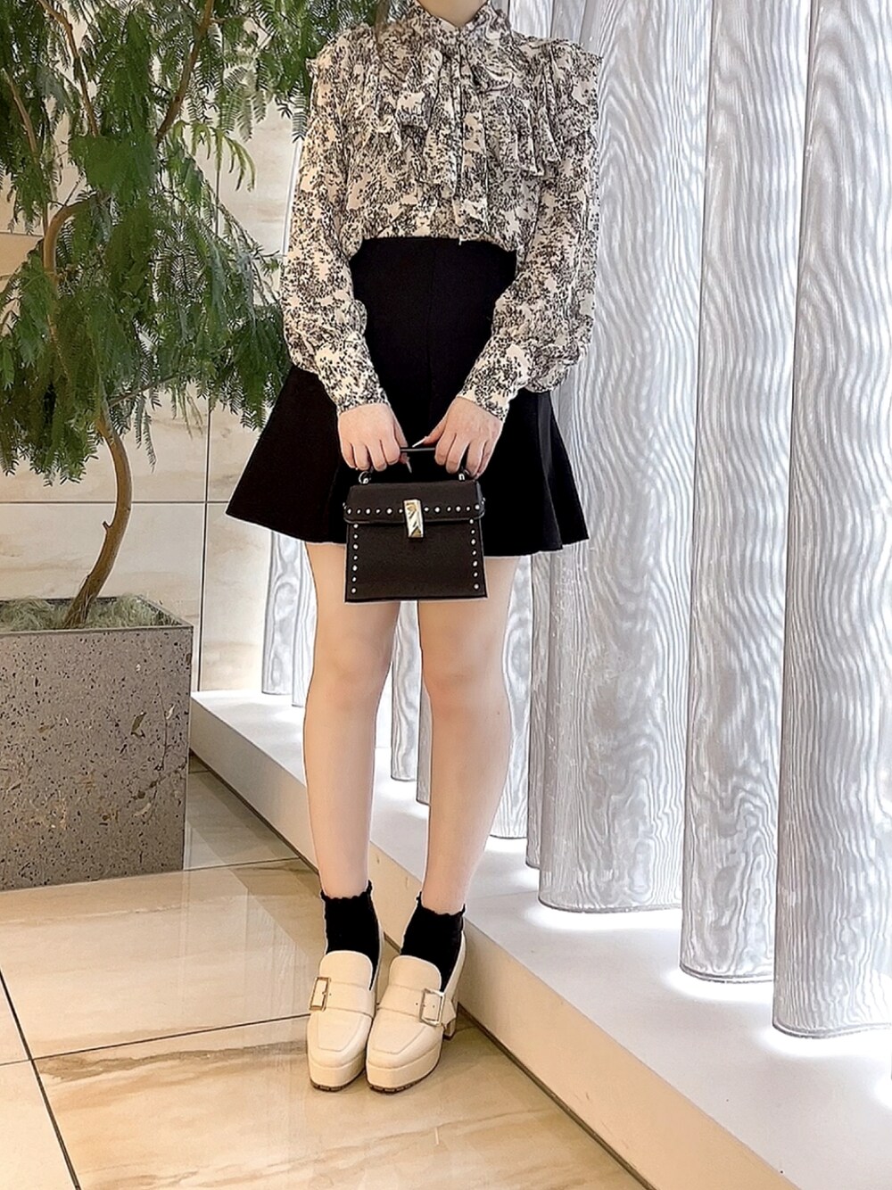 「titty&Co.、titty&co.PETIT、今日のコーデ、モノトーン、トワルドジュイ、ブラック、ブラックコーデ、きれいめカジュアル、キレイめ、大人コーデ、韓国ファッション、プチプラ、プチプラコーデ、秋コーデ、大人カジュアル」｜「TITTY&CO.の【TITTY&CO.】トワルドジュイラッフルリボン長袖ブラウス（シャツ/ブラウス、ブラック系）」を使った、norika🌙🤍さん（レディース・158cm）の秋コーディネートの1枚目の写真