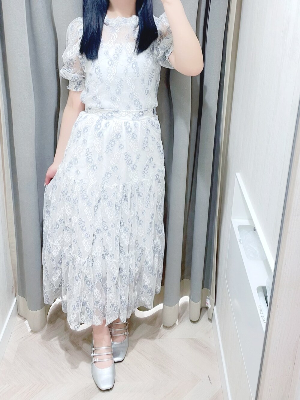 シルバー系のパンプス、ブルー系のスカート、ブルー系のシャツ/ブラウスを着用したレディースの春コーディネートの1枚目の写真