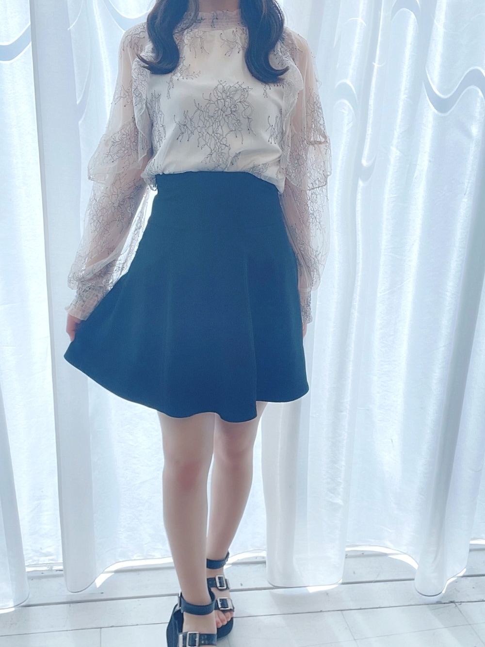 ホワイト系のシャツ/ブラウス、ブラック系のスカートを着用したレディースの夏コーディネートの1枚目の写真