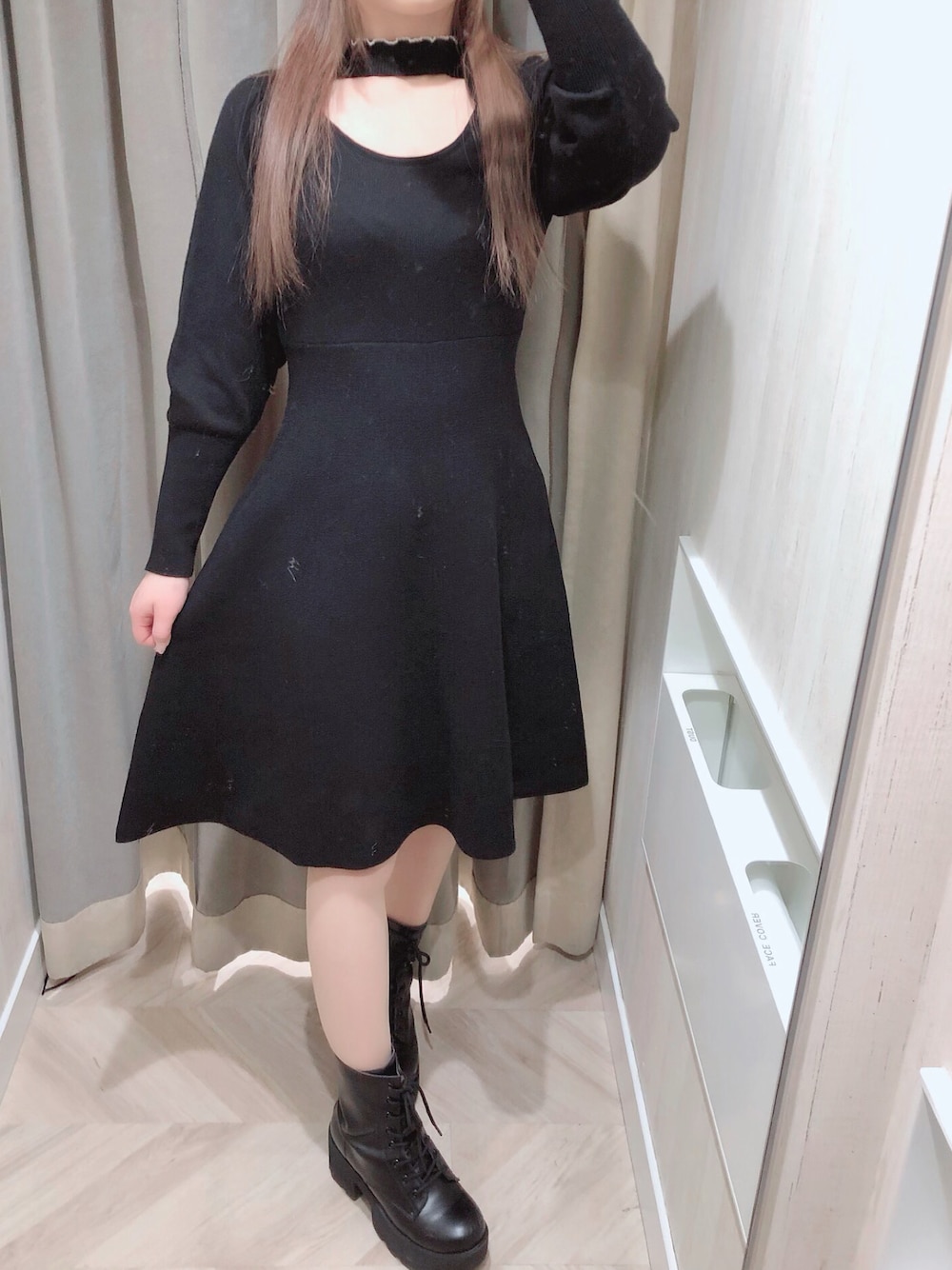 「titty&Co.、大人カジュアル、きれいめカジュアル、秋冬コーデ、冬コーデ、おとなコーデ、ブラック、ブラックコーデ、ガーリー、ガーリーコーデ」｜「TITTY&CO.のフリルチョーカーニットワンピース（ワンピース、ブラック系）」を使った、norika🌙🤍さん（レディース・157cm）の冬コーディネートの1枚目の写真