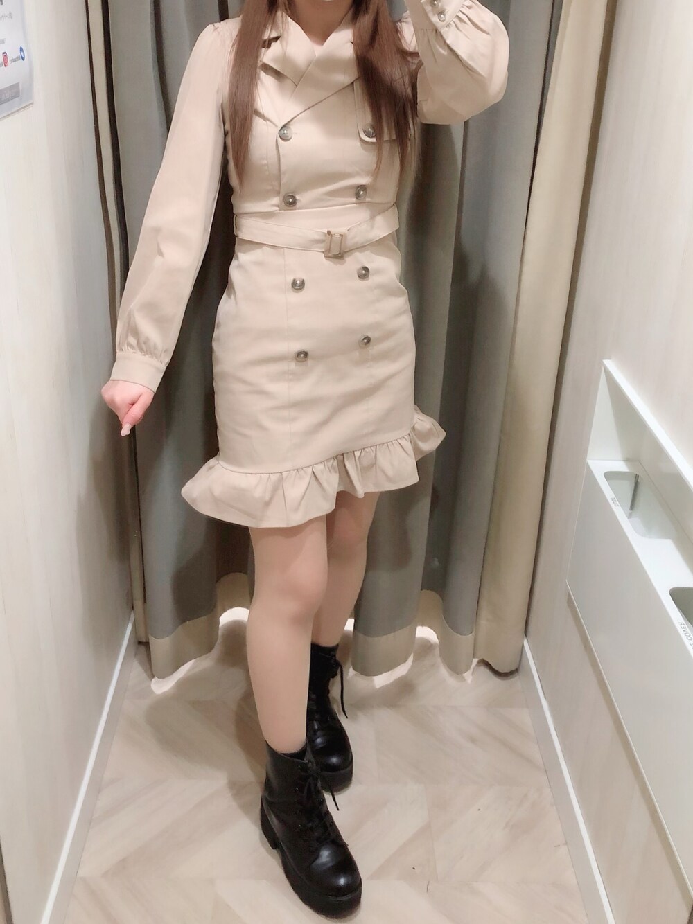 「titty&Co.、今日のコーデ、シンプルコーデ、秋冬コーデ、きれいめカジュアル、冬、オトナカジュアル、大人ガーリー、トレンチ、トレンチワンピース、ベージュ、ベージュコーデ、ミニワンピ、ワンピース、低身長コーデ」｜「TITTY&CO.のトレンチフリルミニワンピース（ワンピース、ベージュ系）」を使った、norika🌙🤍さん（レディース・157cm）の冬コーディネートの1枚目の写真