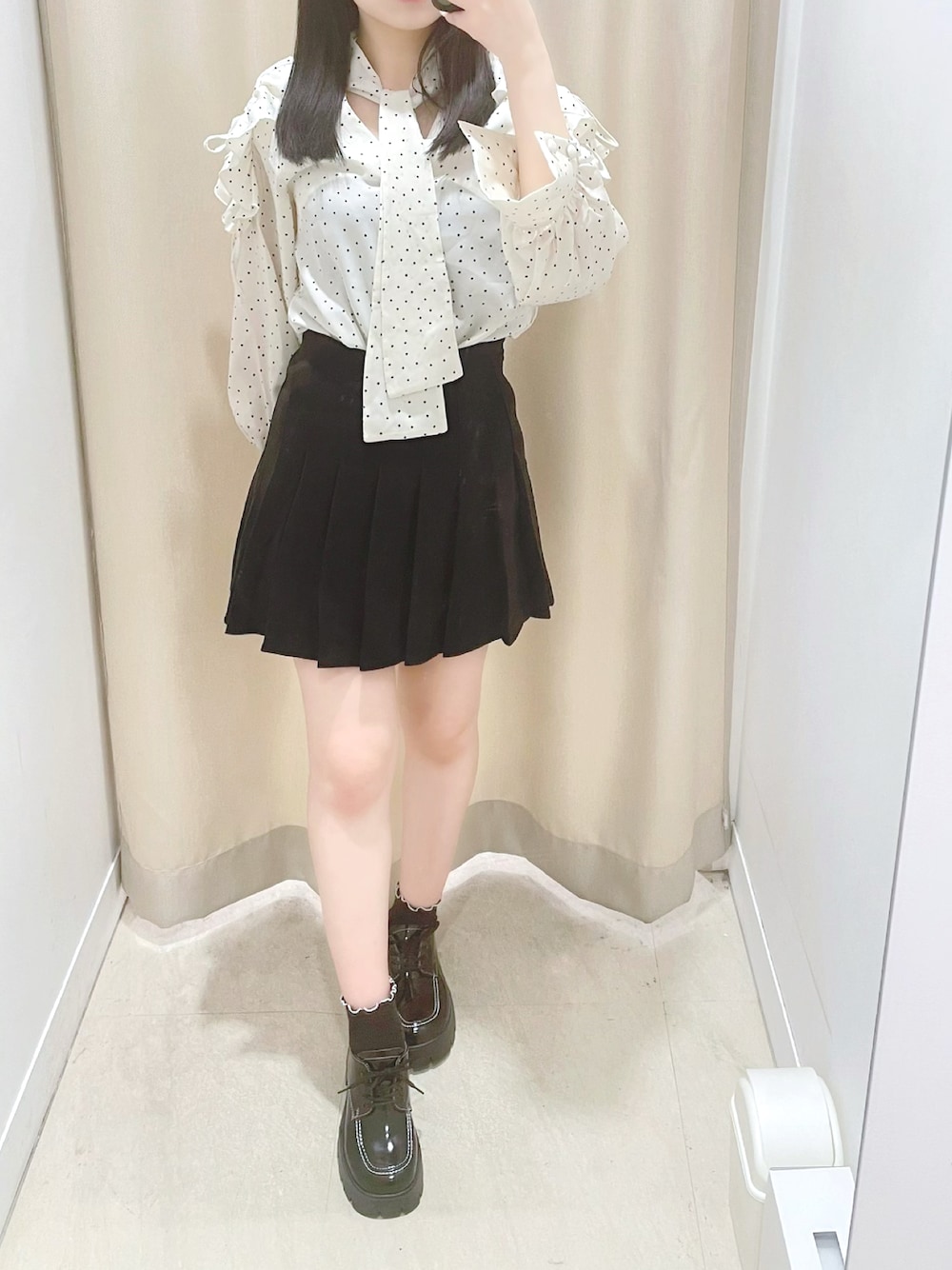 ブラック系のスカート、ホワイト系のシャツ/ブラウス、ブラック系のローファーを着用したレディースの春コーディネートの1枚目の写真