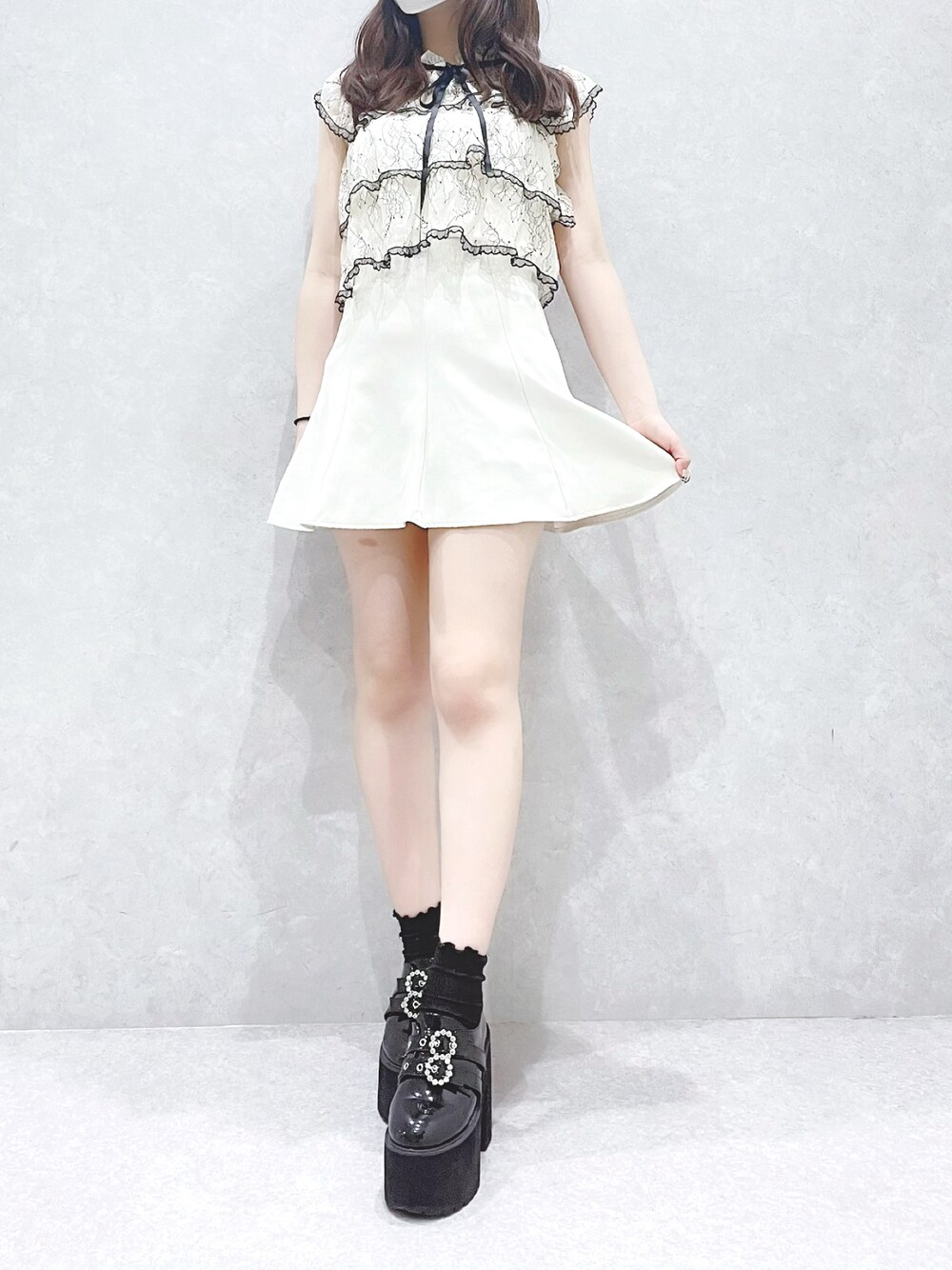 ホワイト系のスカート、ホワイト系のシャツ/ブラウスを着用したレディースの春コーディネートの1枚目の写真