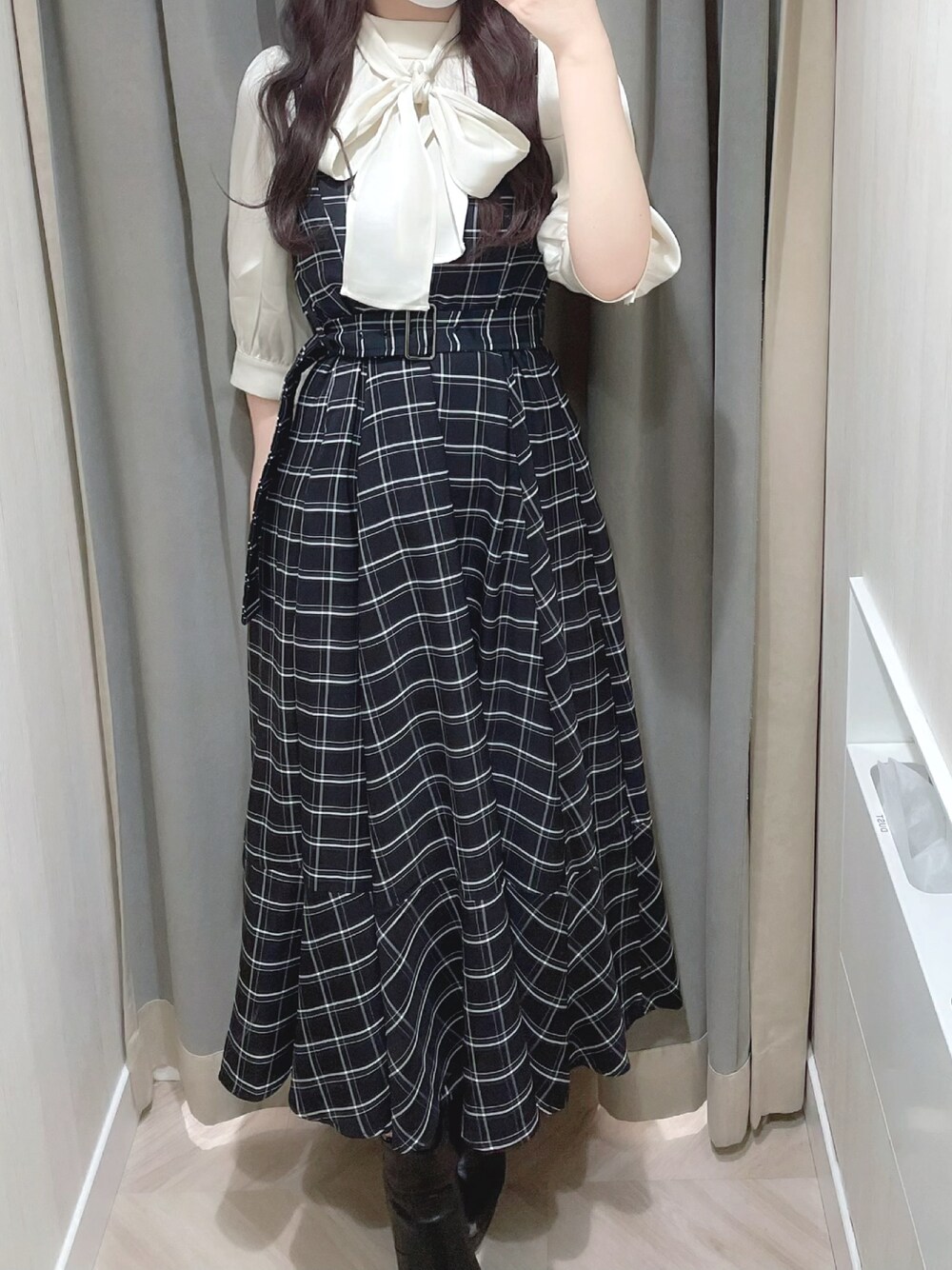 ホワイト系のシャツ/ブラウス、その他のワンピースを着用したレディースの春コーディネートの1枚目の写真