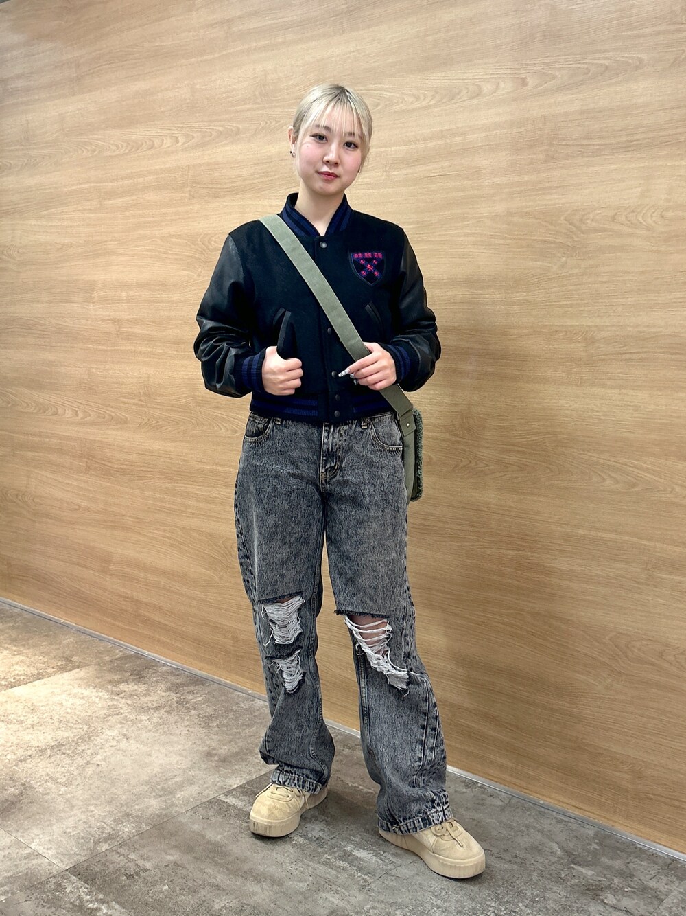 「x-girl、xgirl、スタジャン、Xgirl_ootd、x-girl_ootd、スタジアムジャンパー、デニム、デニムパンツ、ローライズデニム、ダメージデニムパンツ、ショルダーバッグ」｜「X-girlのDISTRESSED LOOSE FIT DENIM PANTS（デニムパンツ、ブラック系）」を使った、あんなさん（レディース・157cm）の秋コーディネートの1枚目の写真