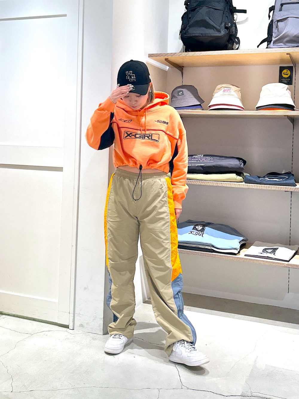 「xgirl、Xgirl_ootd、xgirl ootd、xgirljp、x-girl、x-girl_ootd、パーカー、クロップドトップス、リフレクター、トラックパンツ、ニューエラ、NEW ERA、NEWERA、キャップ、コラボ」｜「X-girlのCONTRAST PIPING CROPPED HOODIE（パーカー、オレンジ系）」を使った、あんなさん（レディース・157cm）の冬コーディネートの1枚目の写真