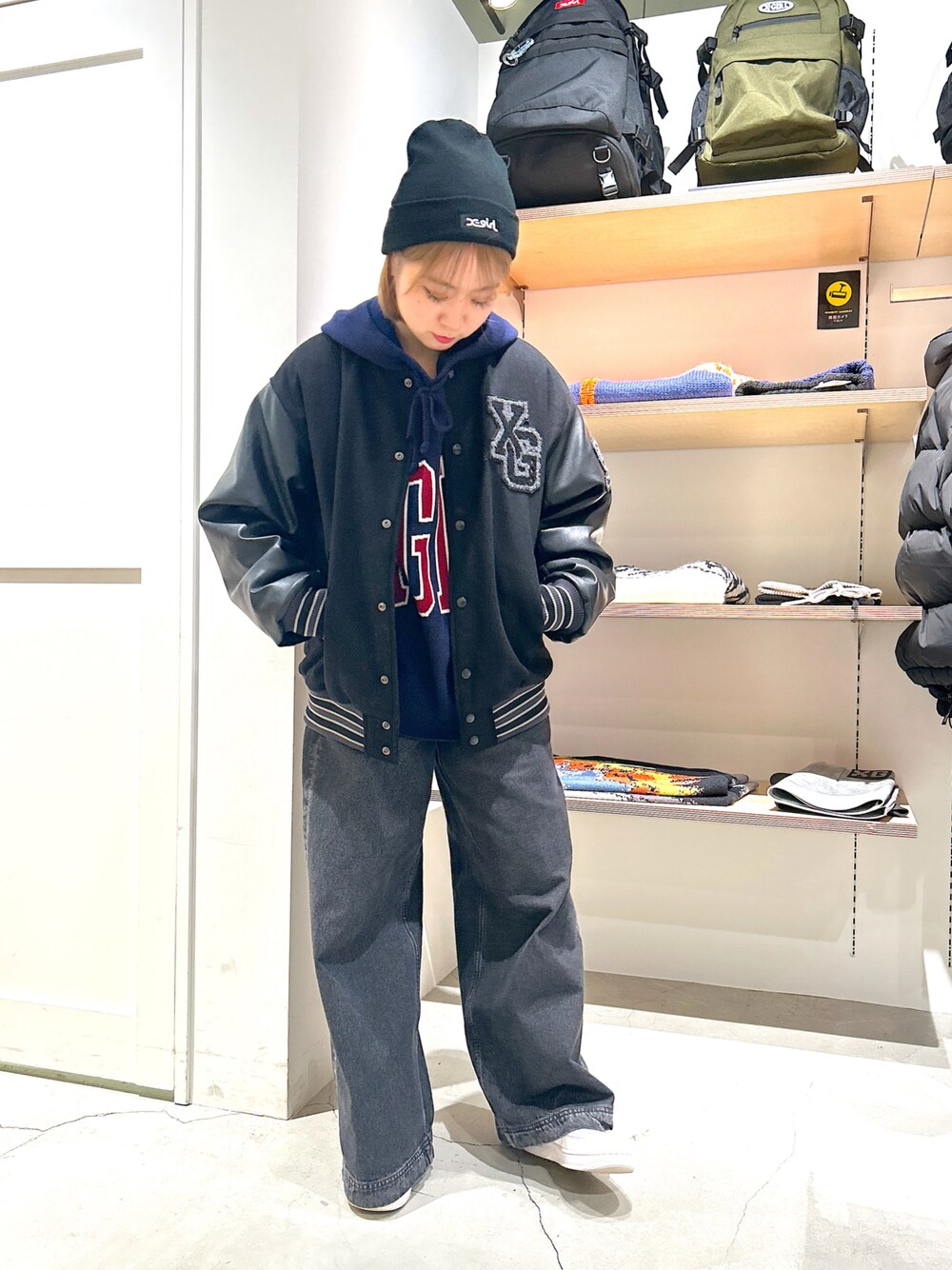 「xgirl、Xgirl_ootd、xgirl原宿、ニット帽、スタジャン、バギーパンツ、ニット、ニットフーディー、エックスガール、ストリート」｜「X-girlのCOLLEGE LOGO STADIUM JUMPER（スタジャン、ブラック系）」を使った、あんなさん（レディース・157cm）の冬コーディネートの1枚目の写真