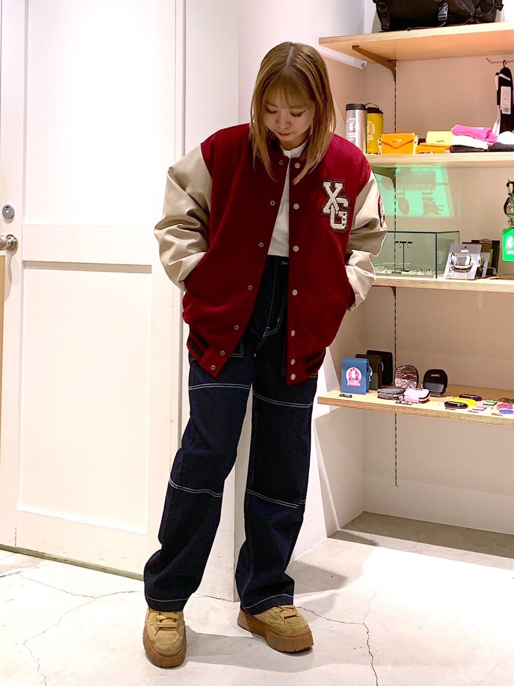 「xgirl、x-girl、Xgirl_ootd、xgirl ootd、スタジャン、デニム、デニムパンツ、スタジャンコーデ、メンズライク、ストリート」｜「X-girlのCOLLEGE LOGO STADIUM JUMPER（スタジャン、レッド系）」を使った、あんなさん（レディース・157cm）の秋コーディネートの1枚目の写真