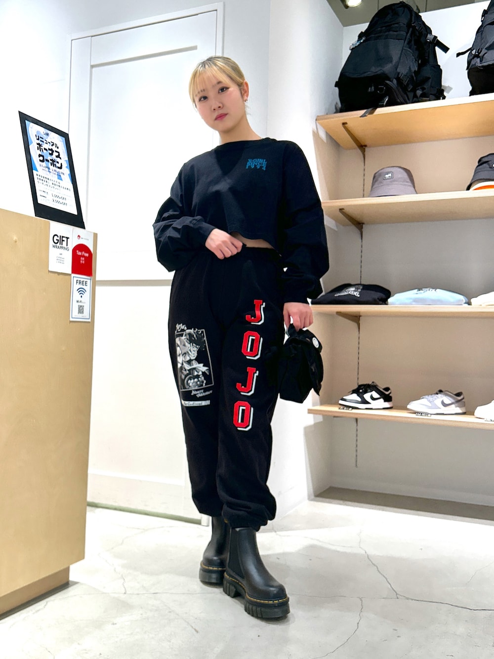「シンプルコーデ、xgirl、x-girl、Xgirl_ootd、xgirl原宿、コラボ、コラボアイテム、JOJO、スウェットパンツ、クロップド丈」｜「X-girlのX-girl×ジョジョの奇妙な冒険SC SWEAT PANTS（スウェットパンツ、ブラック系）」を使った、あんなさん（レディース・157cm）の冬コーディネートの1枚目の写真