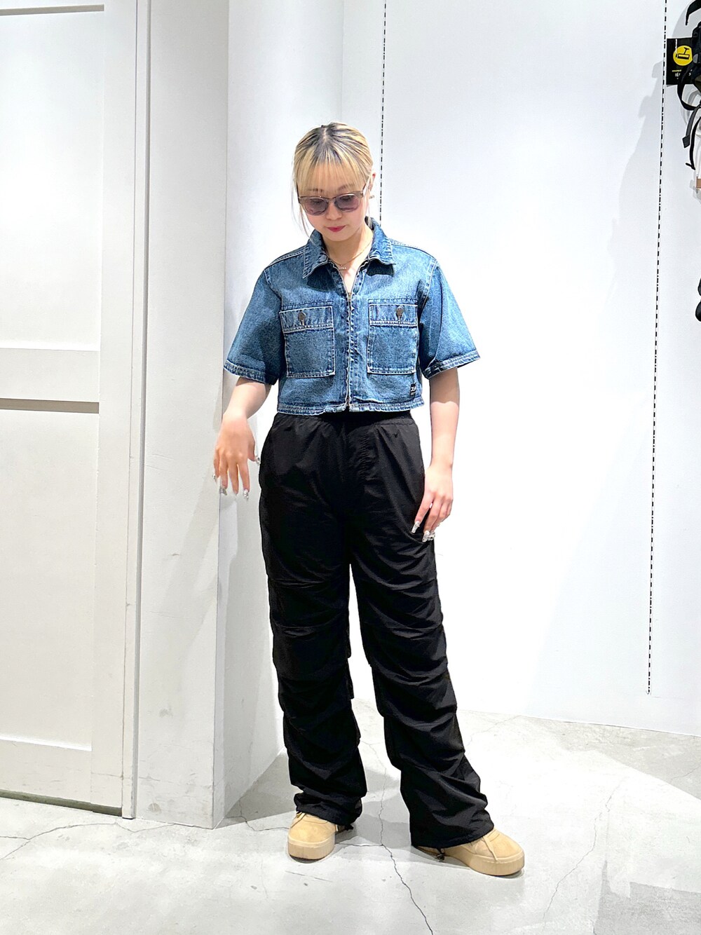 「Xgirl_ootd、xgirl、x-girl、x-girl_ootd、X-girl、エックスガール、デニム、デニムシャツ、パンツスタイル、サングラス、メガネ、夏コーデ」｜「X-girlのLOOSE FIT TUCK PANTS（その他パンツ、ブラック系）」を使った、あんなさん（レディース・157cm）の春コーディネートの1枚目の写真