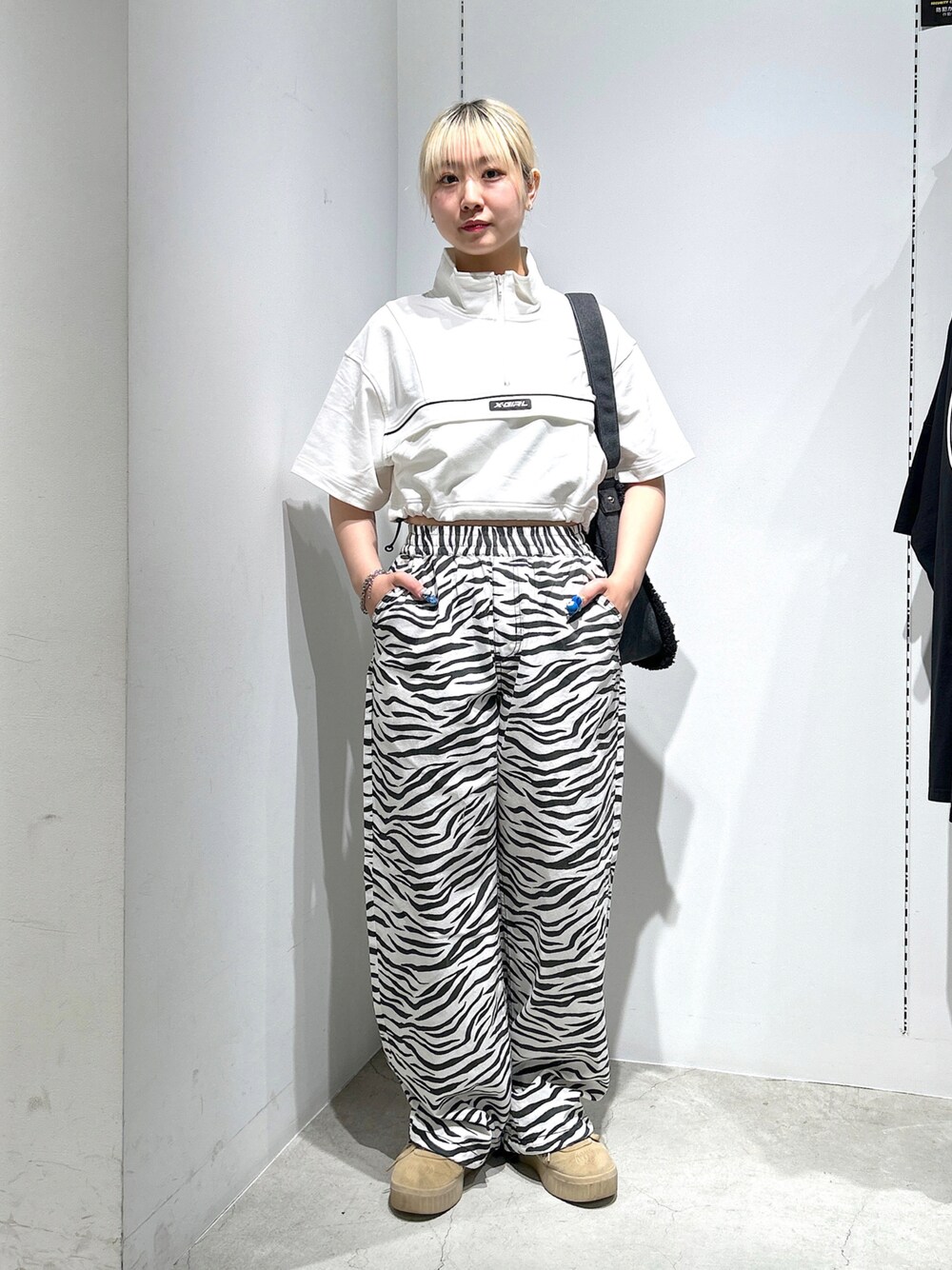 「夏コーデ、アノラックパーカー、イージーパンツ、ショルダーバッグ、xgirl、xgirljp、x-girl、Xgirl_ootd、xgirl ootd、X-girl」｜「X-girlのDRAWSTRING CROPPED ANORAK TOP（パーカー、ホワイト系）」を使った、あんなさん（レディース・157cm）の夏コーディネートの1枚目の写真