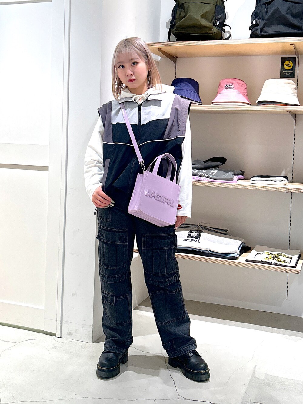 「xgirl、xgirljp、Xgirl_ootd、xgirl ootd、x-girl、x-girl_ootd、トラックジャケット、デニムパンツ、ハンドバッグ、ショルダーバッグ、パーカー」｜「X-girlのMULTI POCKET DENIM PANTS（デニムパンツ、ブラック系）」を使った、あんなさん（レディース・157cm）の春コーディネートの1枚目の写真