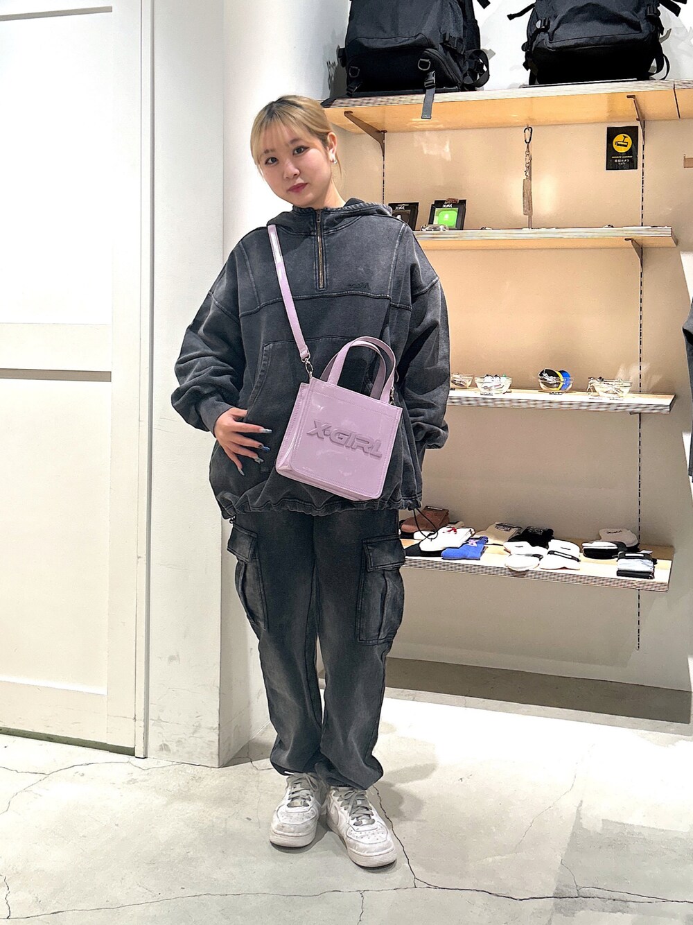 「x-girl、xgirl、Xgirl_ootd、X-girl原宿、セットアップ、アノラックパーカー、スウェットパンツ、カーゴスウェットパンツ、ショルダーバッグ、ハンドバッグ」｜「X-girlのCARGO SWEAT PANTS（スウェットパンツ、ブラック系）」を使った、あんなさん（レディース・157cm）の冬コーディネートの1枚目の写真