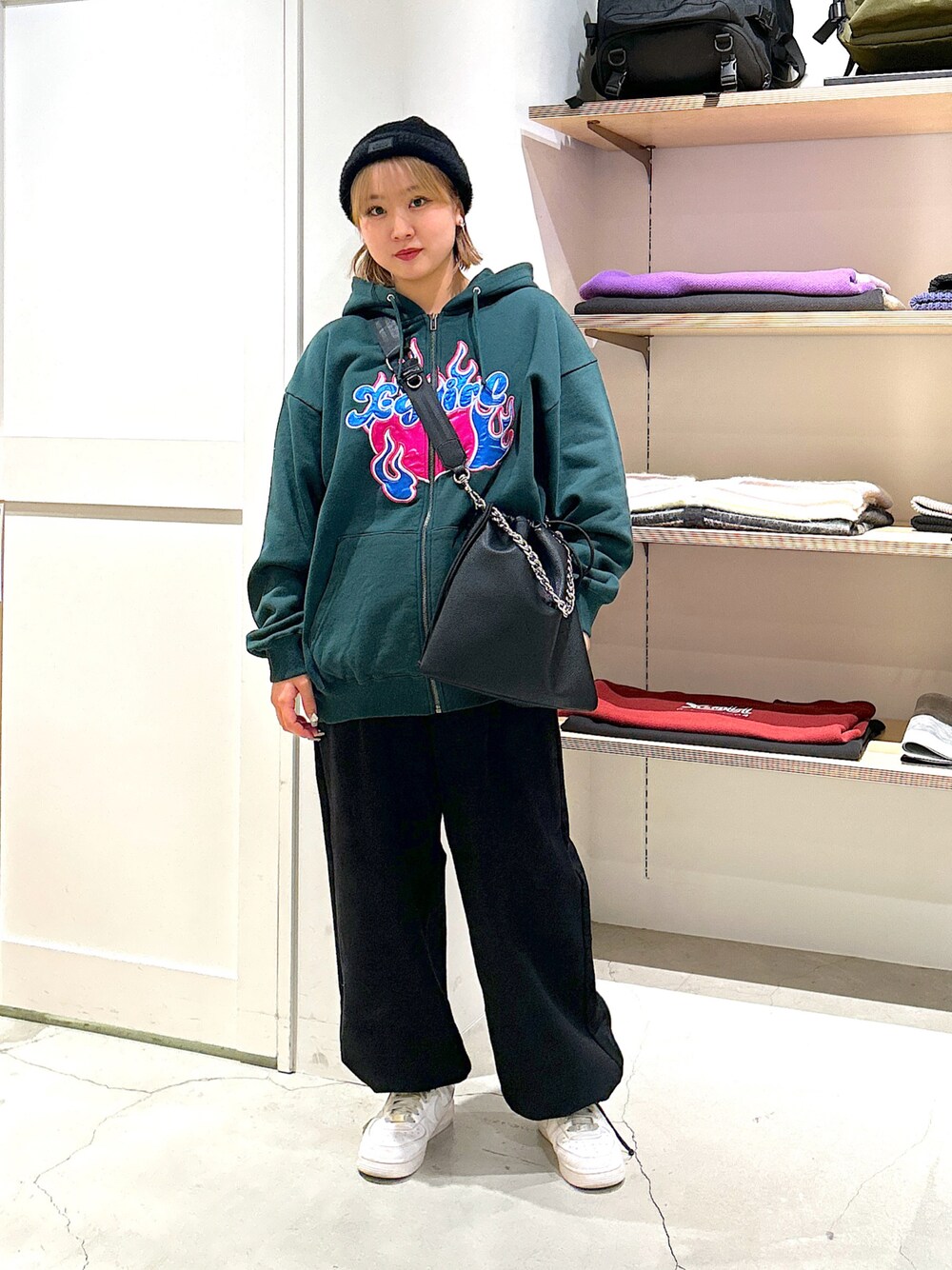 「xgirl、Xgirl_ootd、xgirl原宿、xgirl ootd、パーカー、スウェット、スウェットパンツ、シャギー、ショルダーバッグ、冬服」｜「X-girlのSHAGGY KNIT CAP（ニットキャップ/ビーニー、イエロー系）」を使った、あんなさん（レディース・157cm）の冬コーディネートの1枚目の写真