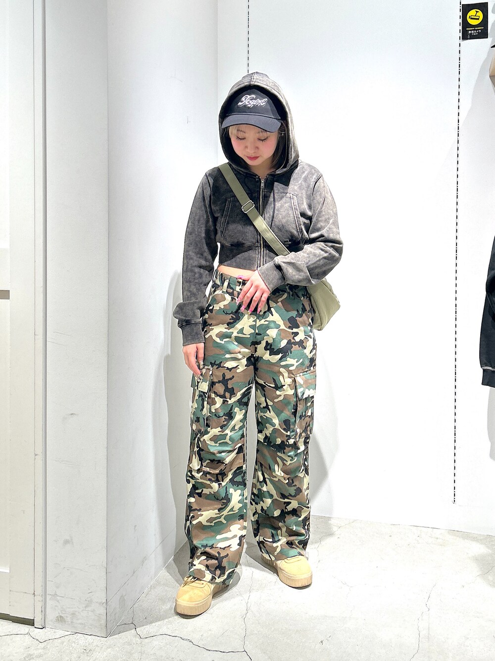 「xgirl、xgirl ootd、Xgirl_ootd、xgirljp、x-girl、x-girl_ootd、パーカー、クロップド丈、カーゴパンツ、キャップ、ショルダーバッグ、カモフラパンツ」｜「X-girlのCOMPACT L/S HOODIE（パーカー、ピンク系）」を使った、あんなさん（レディース・157cm）の春コーディネートの1枚目の写真