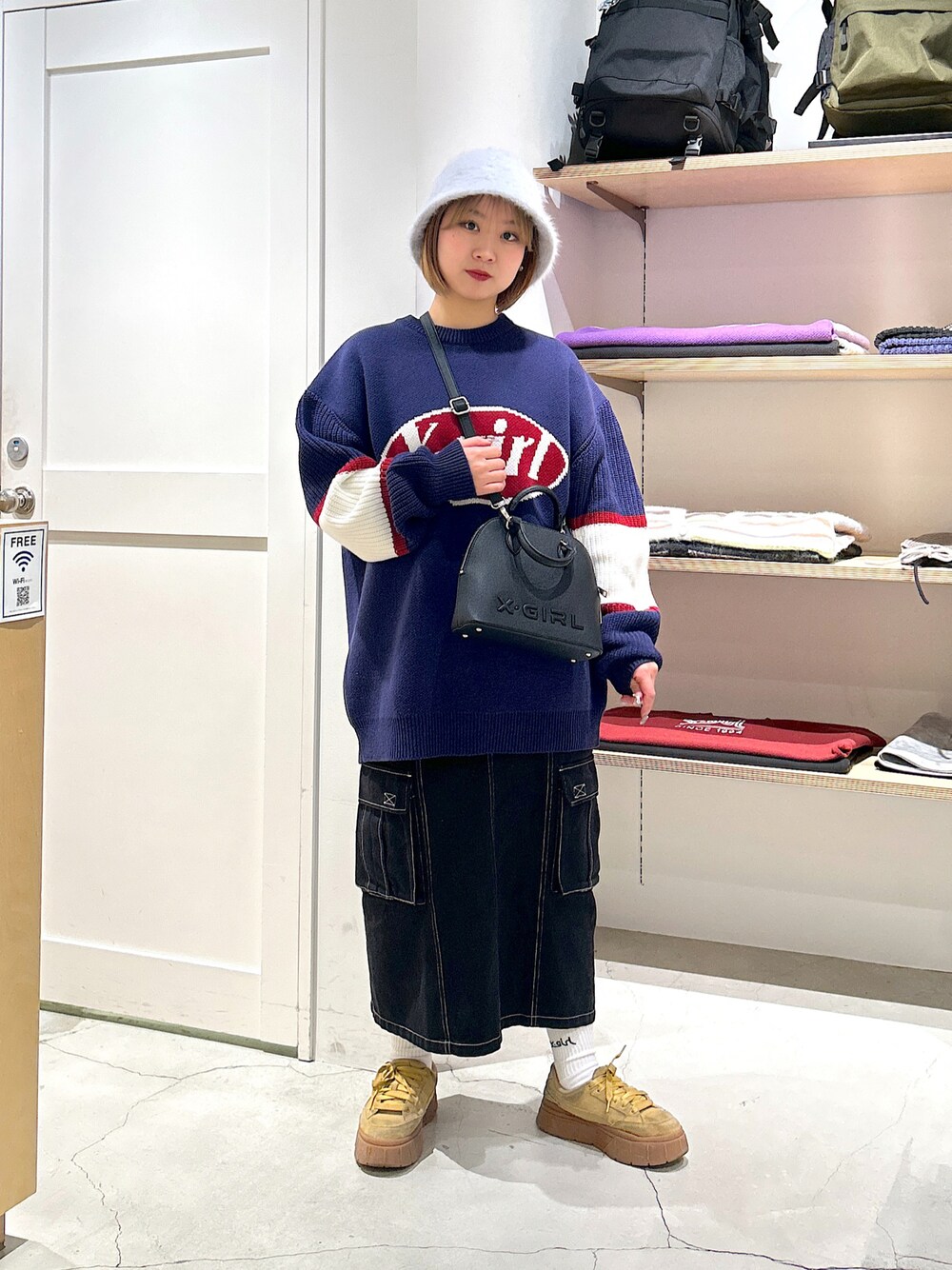 「xgirl、Xgirl_ootd、xgirl ootd、xgirl原宿、バケットハット、シャギーニット、シャギー、ニット、スカート、２ＷＡＹ、オーバーサイズ」｜「X-girlのFAUX LEATHER 2WAY BOSTON BAG（ショルダーバッグ、ブルー系）」を使った、あんなさん（レディース・157cm）の冬コーディネートの1枚目の写真