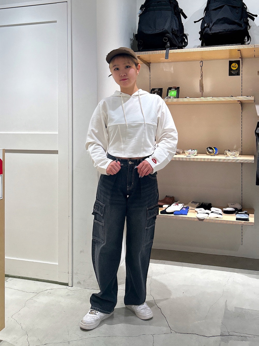 「xgirl、x-girl、Xgirl_ootd、X-girl原宿、キャップ、春コーデ、パーカー、クロップド丈、カーゴパンツ、シンプルコーデ、シンプル」｜「X-girlのCORSET SWEAT HOODIE（パーカー、ホワイト系）」を使った、あんなさん（レディース・157cm）の冬コーディネートの1枚目の写真