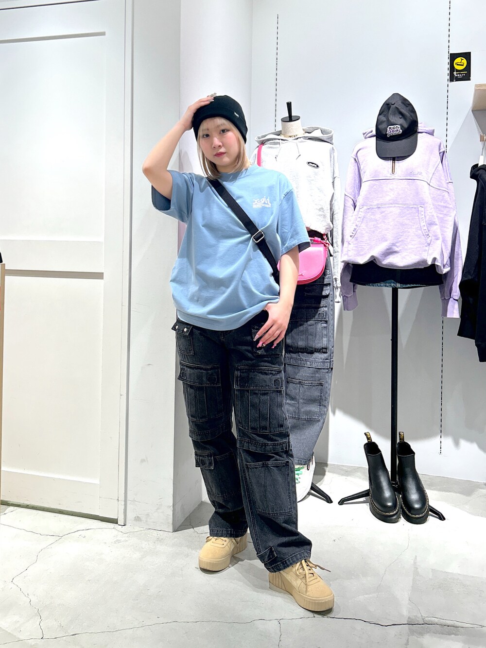 「xgirl、Xgirl_ootd、x-girl、x-girl_ootd、xgirl ootd、xgirljp、Tシャツ、ビーニー、夏コーデ、デニム、ショルダーバッグ」｜「X-girlのMULTI POCKET DENIM PANTS（デニムパンツ、ブラック系）」を使った、あんなさん（レディース・157cm）の春コーディネートの1枚目の写真