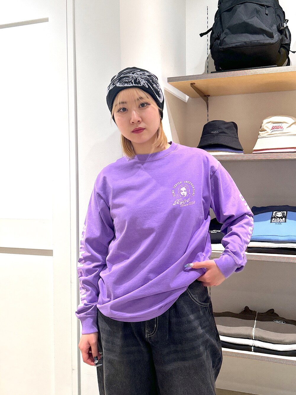「xgirl、x-girl、Xgirl_ootd、xgirl ootd、xgirljp、x-girl_ootd、ビーニー、カラーコーデ、Tシャツ、ロングスリーブ、デニムパンツ、テーパードパンツ」｜「X-girlのBUTTERFLY JACQUARD BEANIE（ニットキャップ/ビーニー、ブラック系）」を使った、あんなさん（レディース・157cm）の冬コーディネートの1枚目の写真