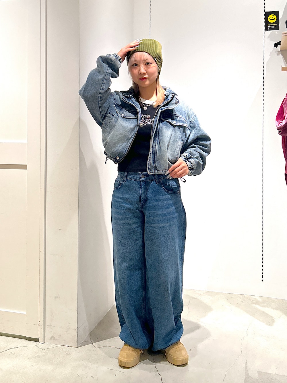 「xgirl、x-girl、Xgirl_ootd、X-girl、エックスガール、デニムジャケット、ロンT、デニムパンツ、ローライズデニム、ビーニー、ニット」｜「X-girlのLOW RISE HEM TUCK DENIM PANTS（デニムパンツ、ブルー系）」を使った、あんなさん（レディース・157cm）の秋コーディネートの1枚目の写真