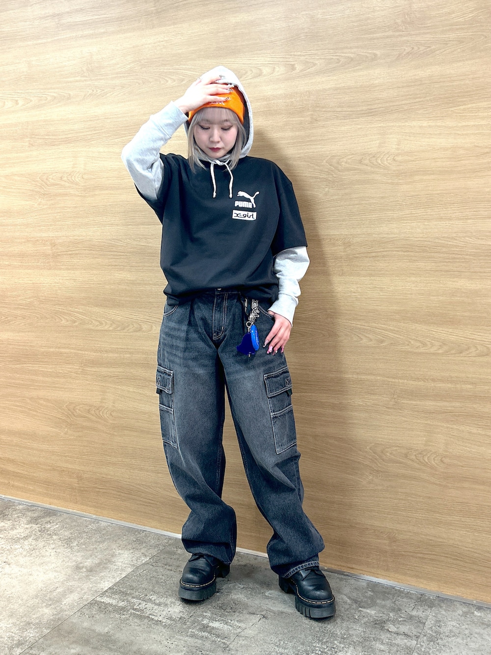 「Xgirl_ootd、xgirl、x-girl、xgirl ootd、x-girl_ootd、ストリートコーデ、パーカー、ビーニー、Tシャツ、コラボ、PUMA、プーマ、コラボアイテム、カーゴパンツ」｜「X-girlのFACE WIDE CARGO PANTS（カーゴパンツ、ブルー系）」を使った、あんなさん（レディース・157cm）の春コーディネートの1枚目の写真