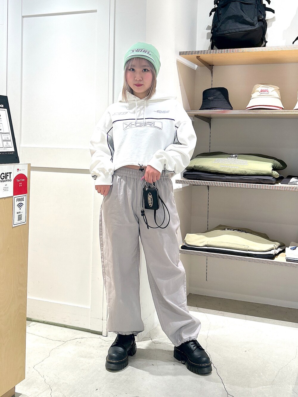 「Xgirl_ootd、xgirl、x-girl、xgirljp、x-girl_ootd、xgirl ootd、ビーニー、ニット帽、クロップド丈、パーカー、イージーパンツ、コインケース」｜「X-girlのEASY PANTS（その他パンツ、グレー系）」を使った、あんなさん（レディース・157cm）の春コーディネートの1枚目の写真