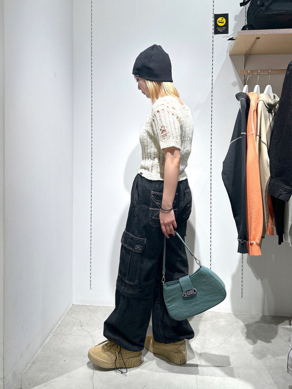 「Xgirl_ootd、xgirl、xgirl ootd、xgirljp、x-girl、x-girl_ootd、エックスガール、ビーニー、ニット、ニットトップス、バッグ、デニムパンツ、２ＷＡＹ、2WAYﾊﾞｯｸﾞ」｜「X-girlのCOOL MAX BEANIE（ニットキャップ/ビーニー、ブラック系）」を使った、あんなさん（レディース・157cm）の春コーディネートの1枚目の写真