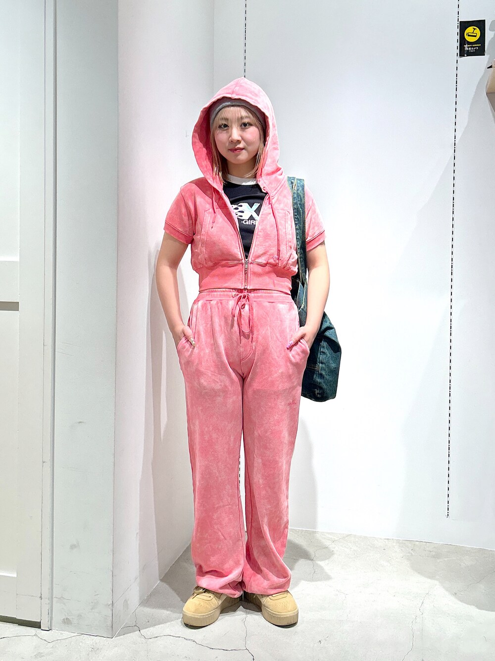 「xgirl、x-girl、Xgirl_ootd、xgirl ootd、xgirljp、xgirl原宿、セットアップ、クロップドトップス、クロップド丈、スウェットパンツ、トートバッグ、ファイヤーパターン」｜「X-girlの3WAY KNIT CAP（ニットキャップ/ビーニー、グレー系）」を使った、あんなさん（レディース・157cm）の春コーディネートの1枚目の写真