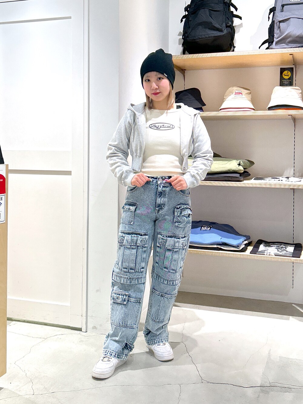 「Xgirl_ootd、xgirl、x-girl、xgirljp、x-girl_ootd、ビーニー、デニムパンツ、クロップド丈、フーディー、カットソー」｜「X-girlの3WAY KNIT CAP（ニットキャップ/ビーニー、ブラック系）」を使った、あんなさん（レディース・157cm）の春コーディネートの1枚目の写真